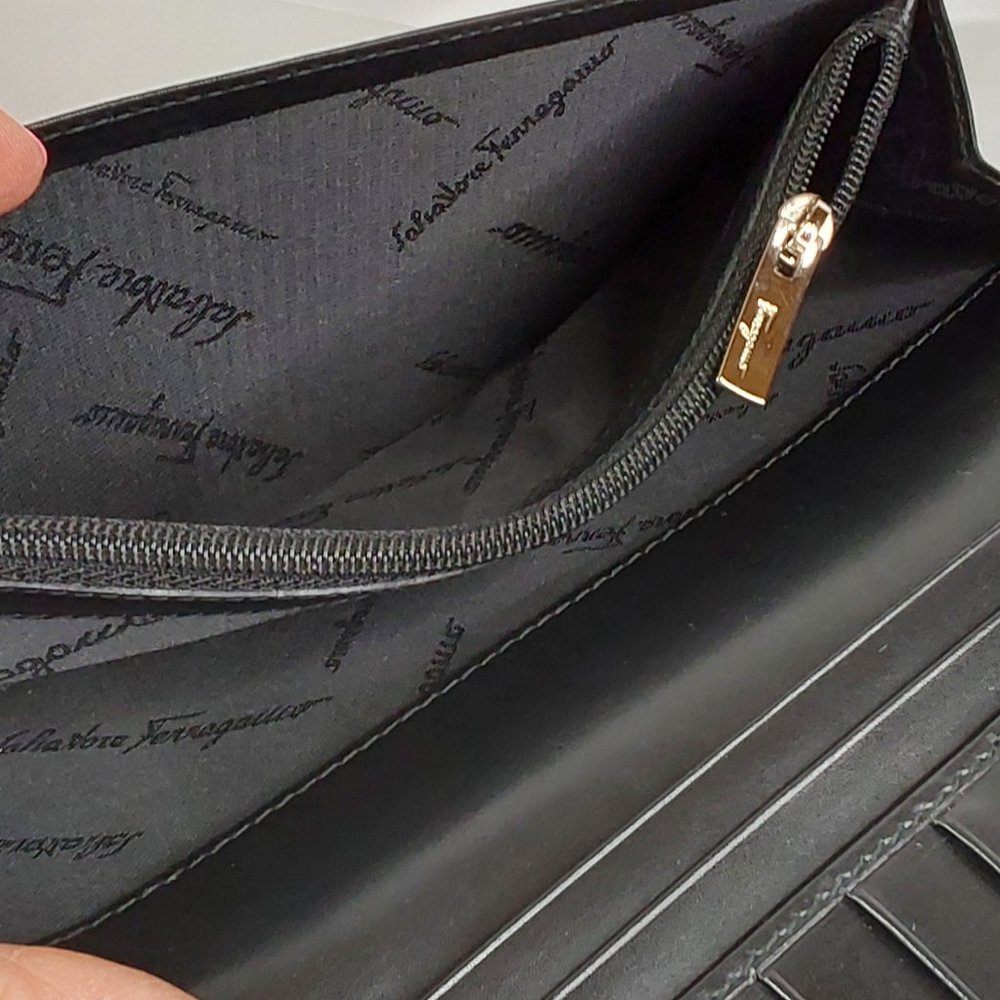 'SALVADOR FERRAGAMO' EMBOSSED LEATHER BI-FOLD WALLET, DUST BAG & BOX GIFT SET - Picture 8 of 16